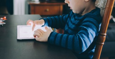 Jonge kinderen zitten dagelijks bijna 2 uur op een scherm